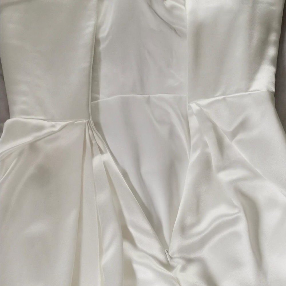 Elegant White Off-Shoulder Wedding Dress - Picture 4 of 6